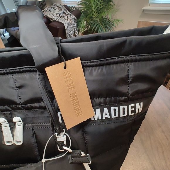 Steve Madden Puffy Quilted Black  ‘Blayzia’ Tote with wristlet! NWT Weekender! - Picture 6 of 16